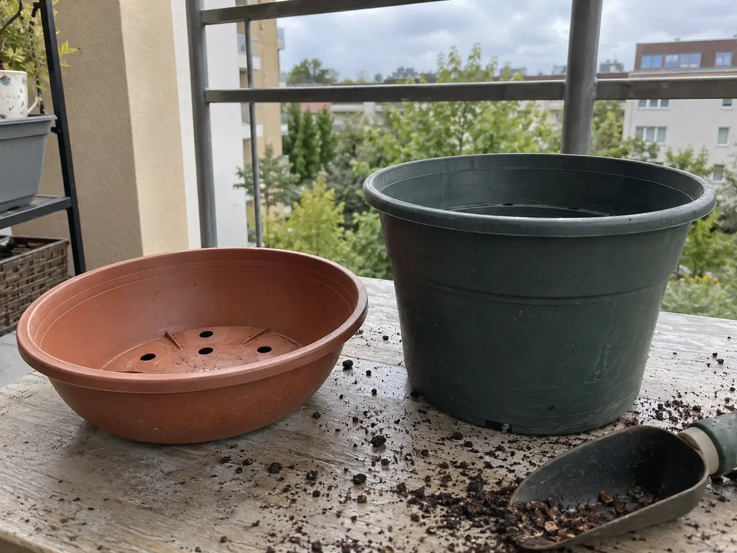 Мілкий і глибокий горщики поруч